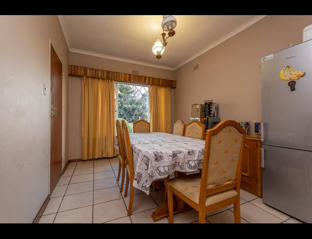 5 BEDROOM FREEHOLD SOLD IN BRACKENHURST